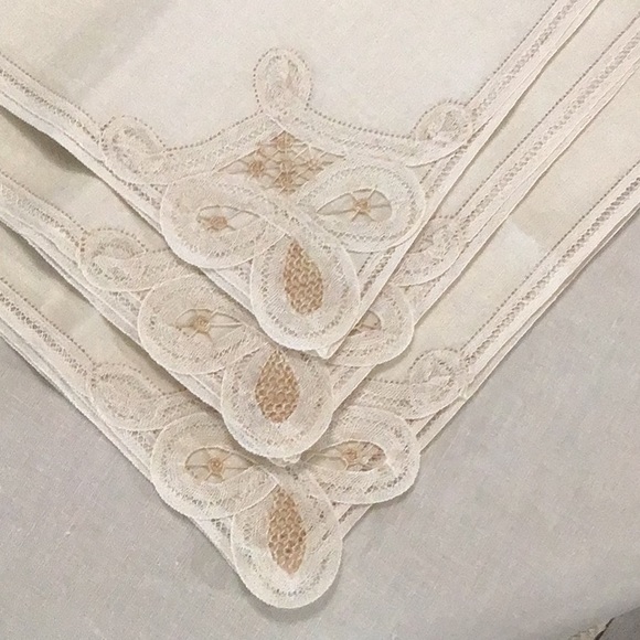 Round Lace Vintage tablecloth & 6 napkins - Picture 2 of 6